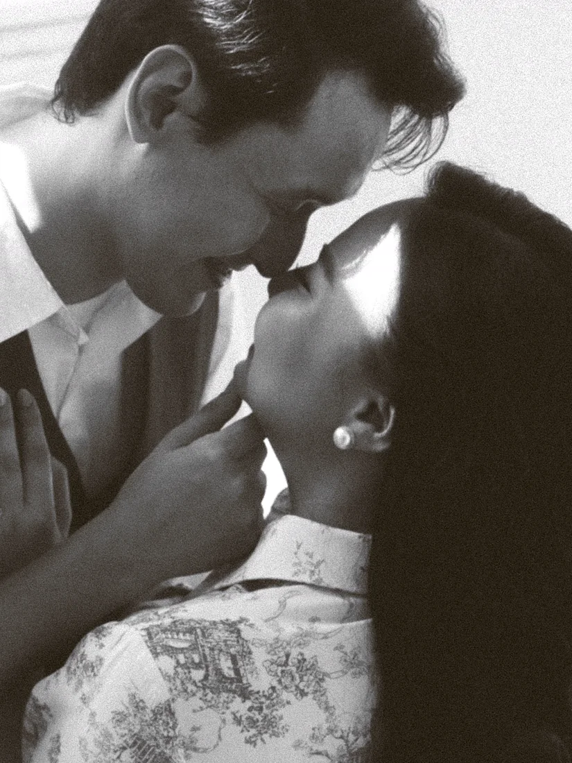 James and Elaine about to kiss, in black and white